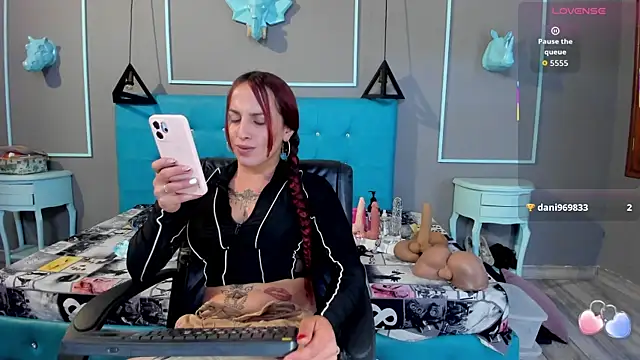 Snapshot of engel_devil chatting on June 25, 12:09 pm engel devil online show from June 25, 12:09 pm