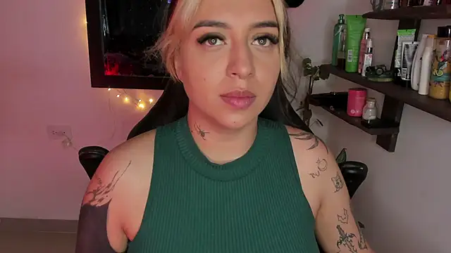 Snapshot of AnnikaMerliahh_ chatting on December 21, 1:40 pm AnnikaMerliahh online show from December 21, 1:40 pm