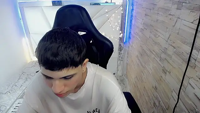 Snapshot of Brayan_lopezz chatting on December 5, 2:44 pm Brayan lopezz online show from December 5, 2:44 pm