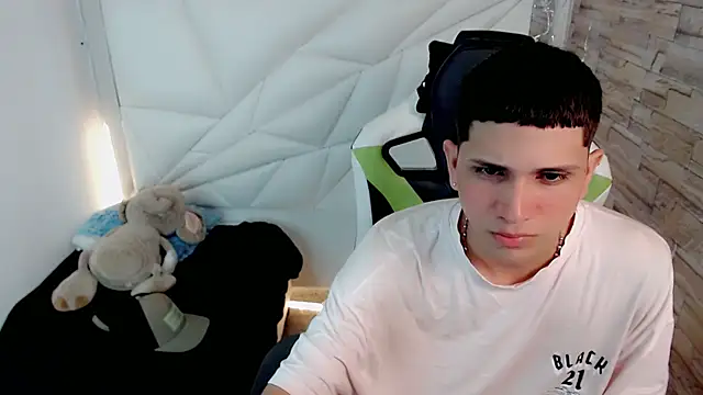 Snapshot of Brayan_lopezz chatting on February 4, 12:44 pm Brayan lopezz online show from February 4, 12:44 pm