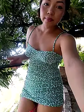 Snapshot of sweet_outdoor_charm chatting on December 18, 6:35 pm sweet outdoor charm online show from December 18, 6:35 pm