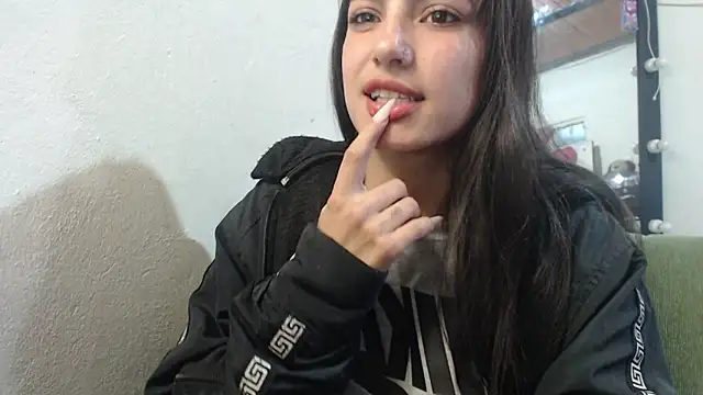 Snapshot of skinny_sweet2411 chatting on June 5, 7:19 pm skinny sweet2411 online show from June 5, 7:19 pm