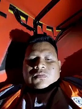 Snapshot of zeta29 chatting on November 9, 1:37 am zeta29 online show from November 9, 1:37 am