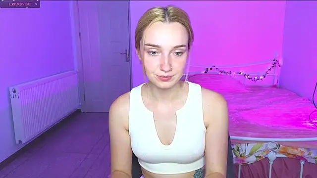 Snapshot of Wild_Sophie_ chatting on September 23, 6:33 pm Wild Sophie online show from September 23, 6:33 pm