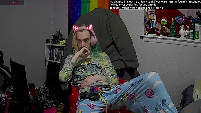 Snapshot of tallnerdyguy chatting on February 3, 2:47 am tallnerdyguy online show from February 3, 2:47 am