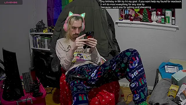 Snapshot of tallnerdyguy chatting on February 8, 1:32 am tallnerdyguy online show from February 8, 1:32 am