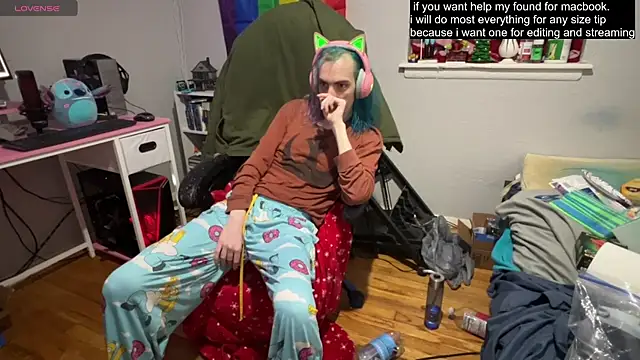 Snapshot of tallnerdyguy chatting on March 7, 2:04 am tallnerdyguy online show from March 7, 2:04 am