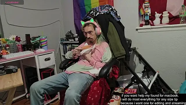 Snapshot of tallnerdyguy chatting on September 19, 2:35 am tallnerdyguy online show from September 19, 2:35 am