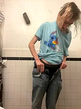 Snapshot of tallnerdyguy chatting on September 23, 9:18 pm tallnerdyguy online show from September 23, 9:18 pm