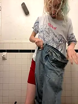 Snapshot of tallnerdyguy chatting on October 6, 9:23 pm tallnerdyguy online show from October 6, 9:23 pm