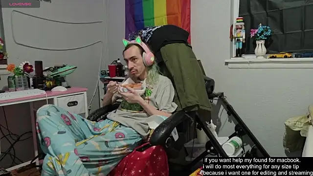 Snapshot of tallnerdyguy chatting on October 17, 11:51 pm tallnerdyguy online show from October 17, 11:51 pm