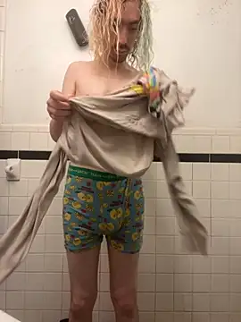 Snapshot of tallnerdyguy chatting on October 26, 9:53 pm tallnerdyguy online show from October 26, 9:53 pm