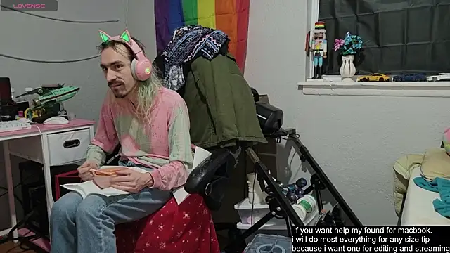 Snapshot of tallnerdyguy chatting on November 7, 3:17 am tallnerdyguy online show from November 7, 3:17 am