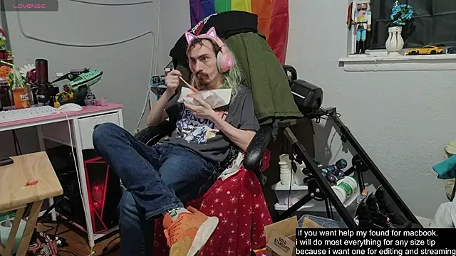 Snapshot of tallnerdyguy chatting on November 18, 3:23 am tallnerdyguy online show from November 18, 3:23 am