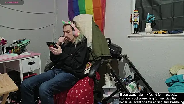 Snapshot of tallnerdyguy chatting on November 23, 4:34 am tallnerdyguy online show from November 23, 4:34 am