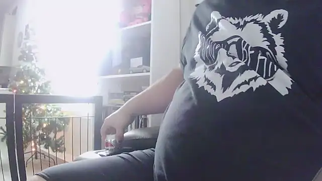 Snapshot of Strong_Bear89 chatting on December 17, 6:58 pm Strong Bear89 online show from December 17, 6:58 pm