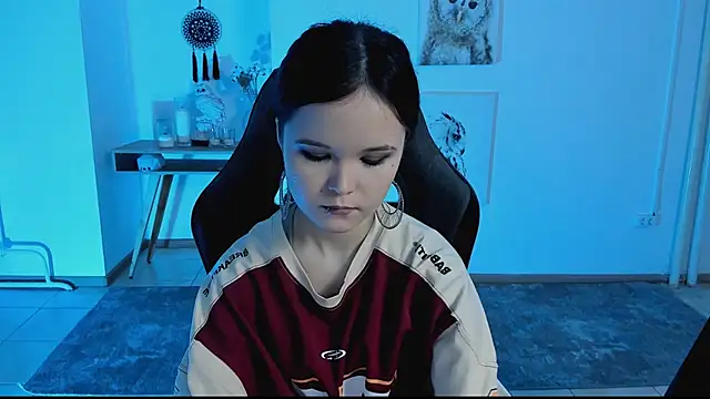 Elainebeness online show from March 9, 7:15 pm