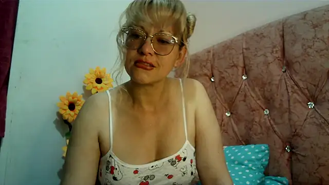 Snapshot of taylor198115 chatting on December 12, 11:18 am taylor198115 online show from December 12, 11:18 am