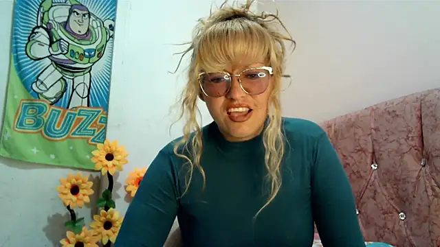 Snapshot of taylor198115 chatting on December 25, 12:15 pm taylor198115 online show from December 25, 12:15 pm