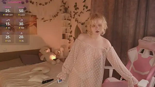 Snapshot of Emily_relish chatting on December 1, 1:05 pm Emily relish online show from December 1, 1:05 pm