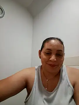 Snapshot of MirandaSoto chatting on May 5, 3:25 am MirandaSoto online show from May 5, 3:25 am