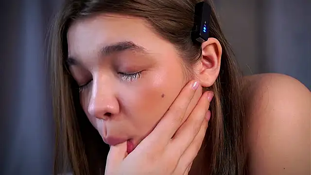 VeronaAppleberry online show from February 18, 8:16 am