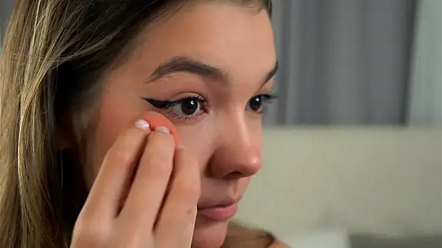 VeronaAppleberry online show from September 13, 1:11 pm