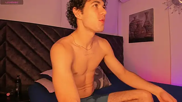 Snapshot of Luca_ferrer_ chatting on December 13, 5:16 am Luca ferrer online show from December 13, 5:16 am