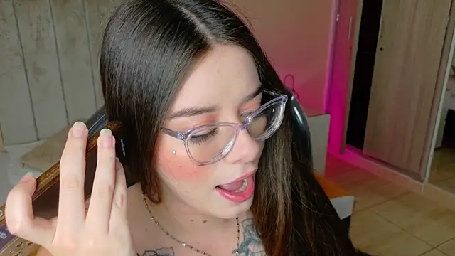 Snapshot of Charlotte_Olsen_ chatting on June 17, 8:32 pm Charlotte Olsen online show from June 17, 8:32 pm