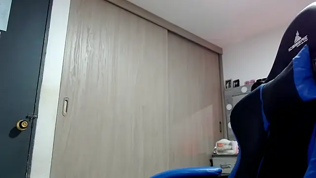 Snapshot of yeibles chatting on October 18, 10:21 pm yeibles online show from October 18, 10:21 pm