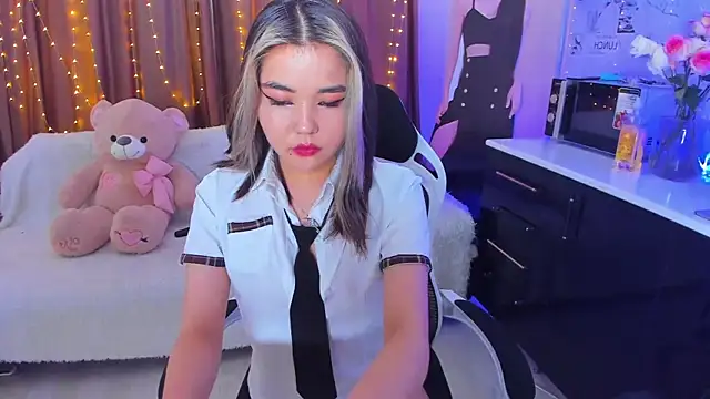 Snapshot of Dollyaa chatting on January 19, 9:33 am Dollyaa online show from January 19, 9:33 am