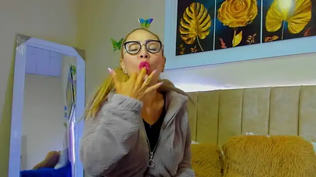 Snapshot of emagarcia chatting on September 12, 1:11 pm emagarcia online show from September 12, 1:11 pm