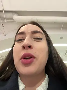 Snapshot of Holly_Play chatting on December 6, 9:21 am Holly Play online show from December 6, 9:21 am