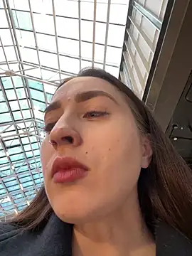 Snapshot of Holly_Play chatting on January 4, 9:10 am Holly Play online show from January 4, 9:10 am