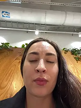 Snapshot of Holly_Play chatting on January 13, 12:24 pm Holly Play online show from January 13, 12:24 pm