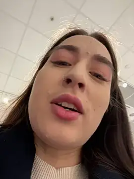 Snapshot of Holly_Play chatting on March 21, 9:01 am Holly Play online show from March 21, 9:01 am