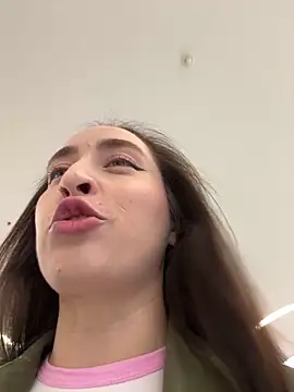 Snapshot of Holly_Play chatting on September 25, 7:12 am Holly Play online show from September 25, 7:12 am