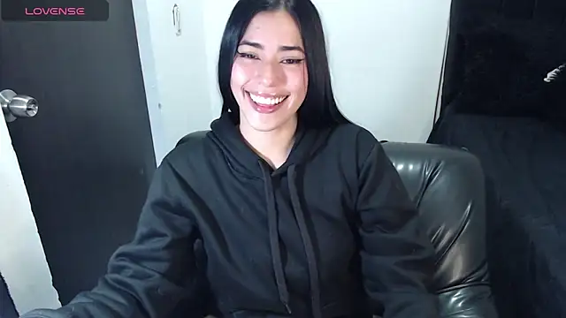 Snapshot of LESLIEBLACK_ chatting on January 24, 2:49 am LESLIEBLACK online show from January 24, 2:49 am