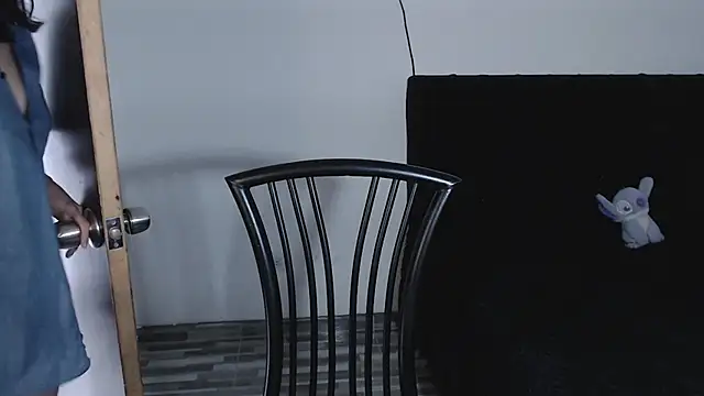 Snapshot of LESLIEBLACK_ chatting on February 19, 9:47 pm LESLIEBLACK online show from February 19, 9:47 pm