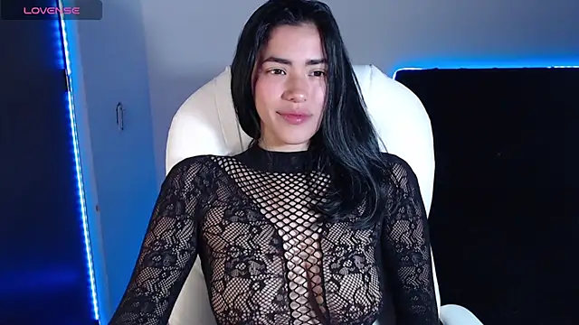 Snapshot of LESLIEBLACK_ chatting on March 4, 11:43 pm LESLIEBLACK online show from March 4, 11:43 pm