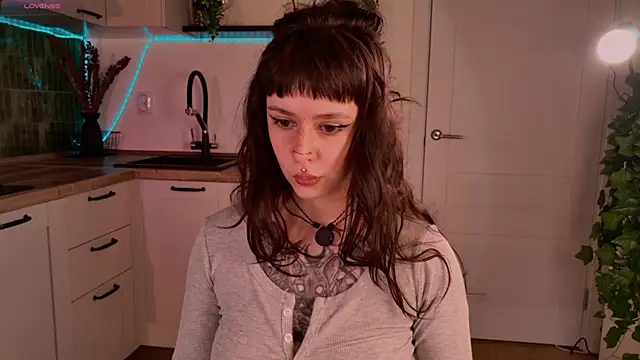 Snapshot of MichaellaMoon chatting on May 16, 2:49 pm MichaellaMoon online show from May 16, 2:49 pm