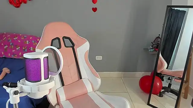 Snapshot of nicol_jone1 chatting on February 13, 10:12 am nicol jone1 online show from February 13, 10:12 am