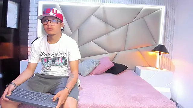 Snapshot of Bonny_Bonss chatting on January 22, 8:06 pm Bonny Bonss online show from January 22, 8:06 pm