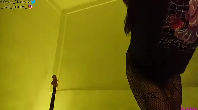 Snapshot of Evil_Queen13 chatting on December 16, 10:18 am Evil Queen13 online show from December 16, 10:18 am