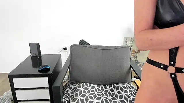 MendiPetite online show from March 7, 9:51 am