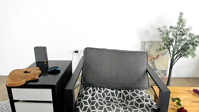 MendiPetite online show from March 18, 9:32 pm