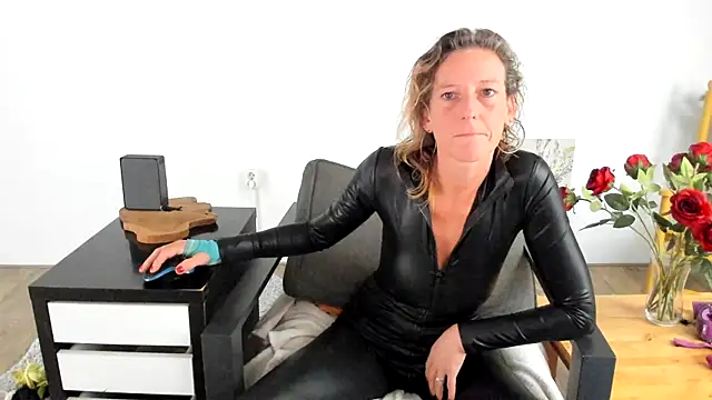 MendiPetite online show from October 6, 7:39 am