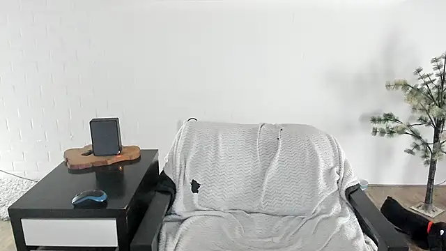 MendiPetite online show from March 17, 9:29 pm