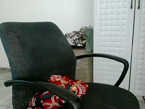 Snapshot of Hugetittiesxx2 chatting on February 14, 1:34 am Hugetittiesxx2 online show from February 14, 1:34 am