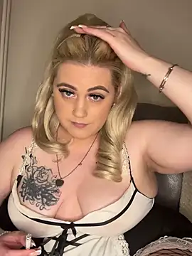 Snapshot of Blondiee3088 chatting on December 13, 5:00 pm Blondiee3088 online show from December 13, 5:00 pm